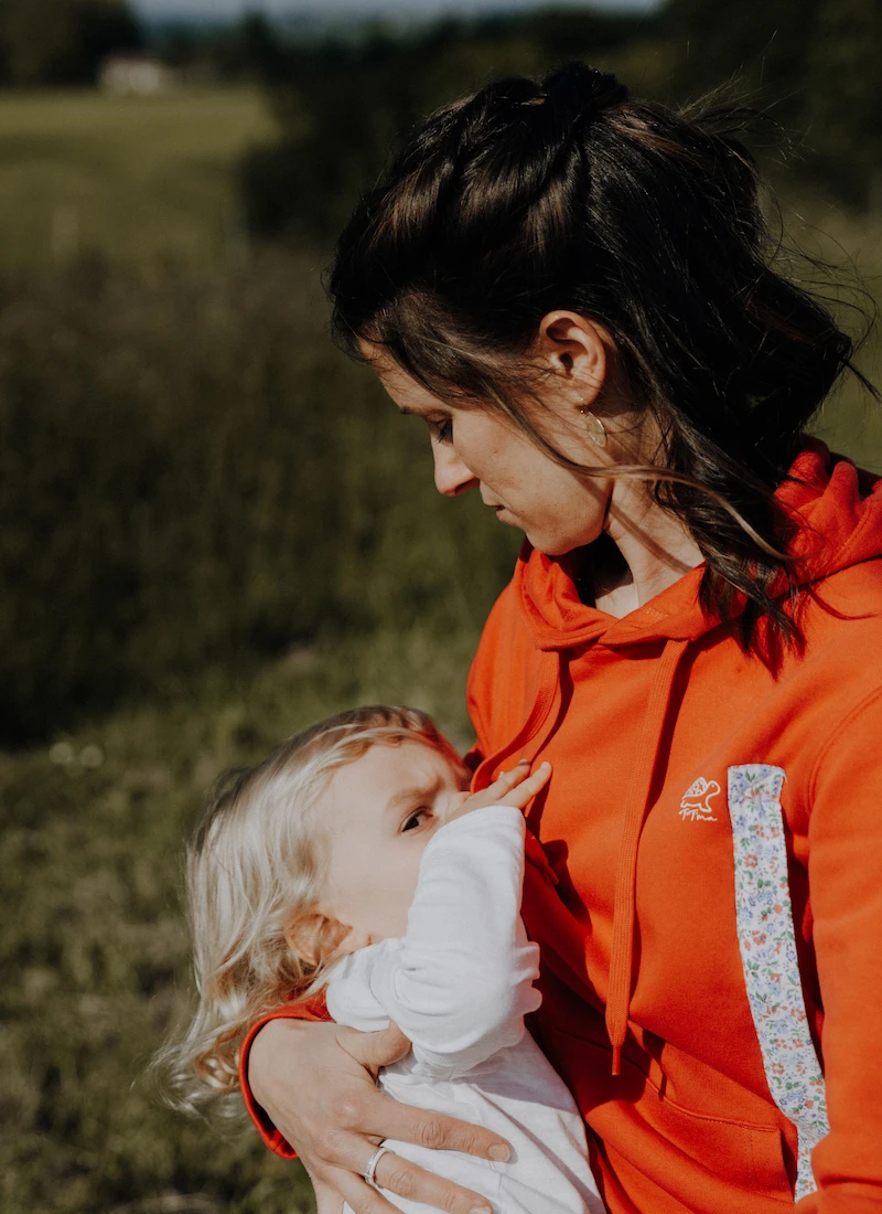 Allaitement d'un bébé avec le sweat TT'MA Rouge