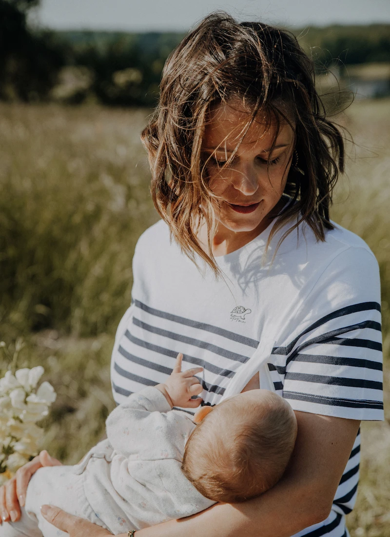 Allaitement d'un bébé avec le T-shirt marinière tt'ma
