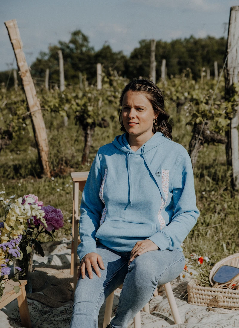 Sweat d'allaitement couleur méditerranée porté par une femme