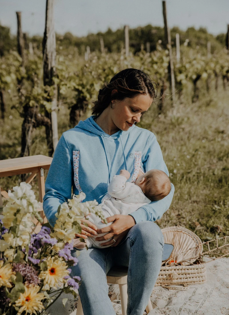 Bébé allaitant avec un sweat couleur mediterranée
