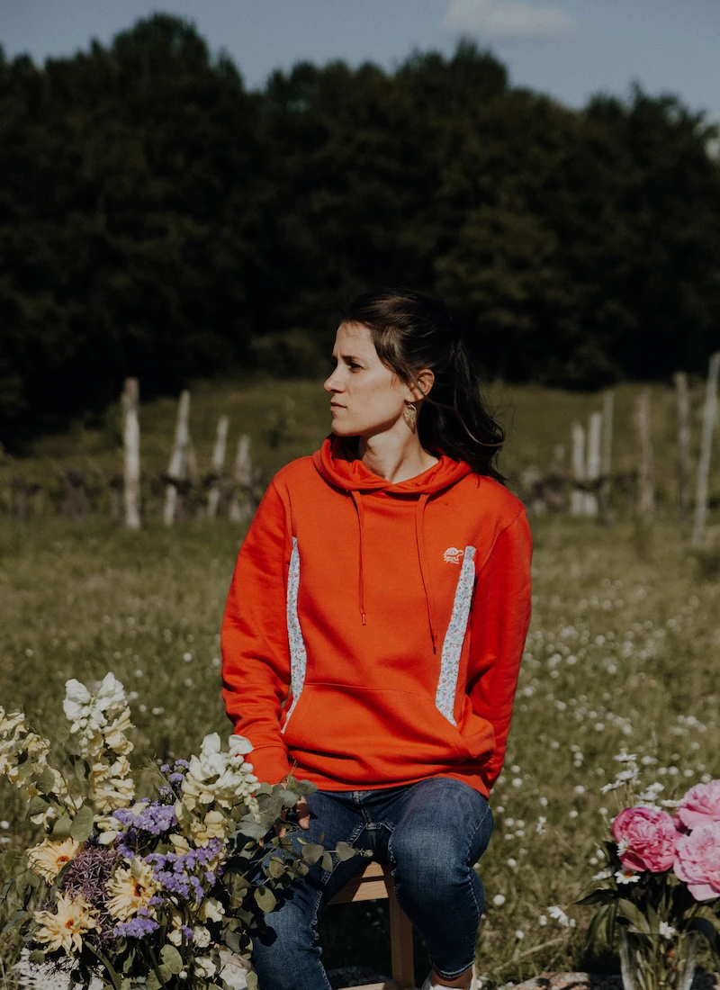 Sweat couleur rouge coquelicot mis en situation