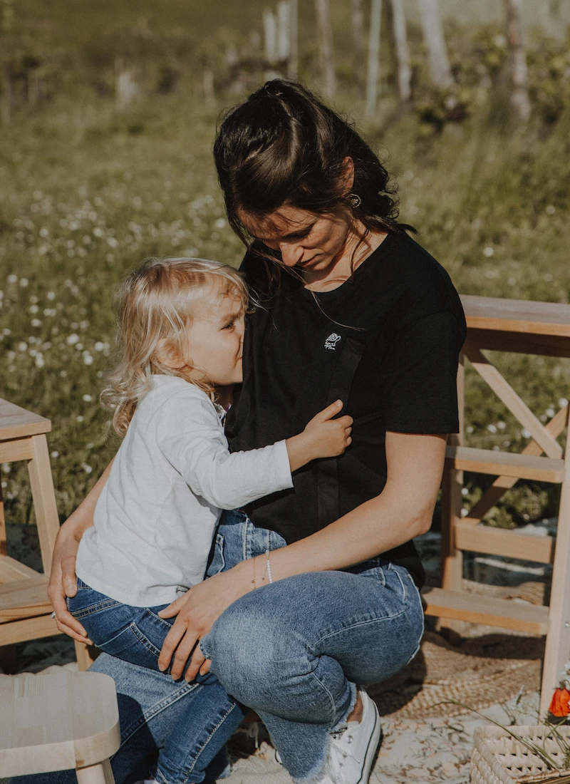 Allaitement d'un bébé avec le t-shirt reglisse TT'ma