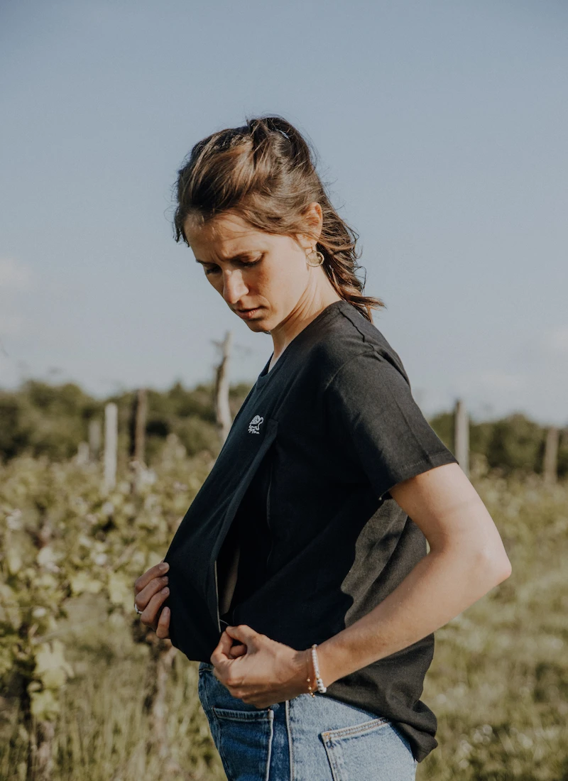 Zoom sur la couture du T-shirt d'allaitement couleur réglisse