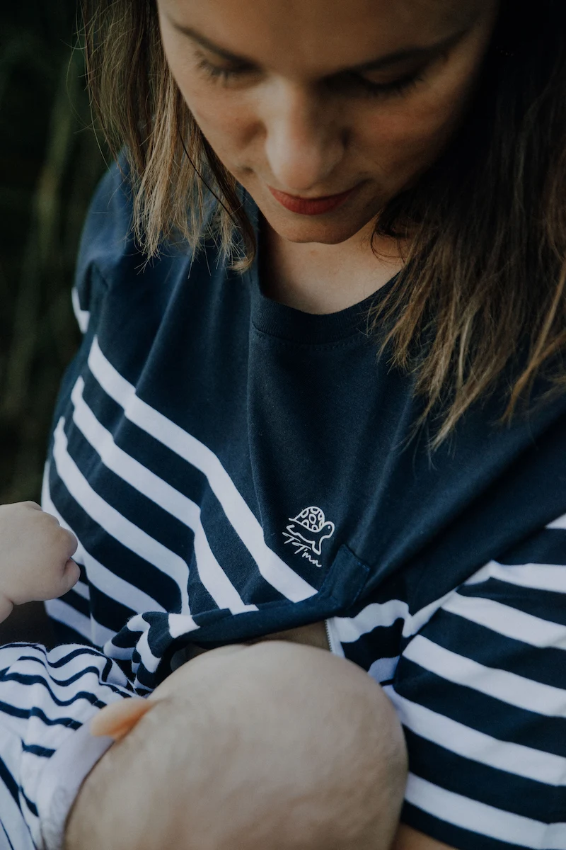 Bébé allaitant sa maman portant le T-Shirt Marinière Allaitante Navy TT'ma