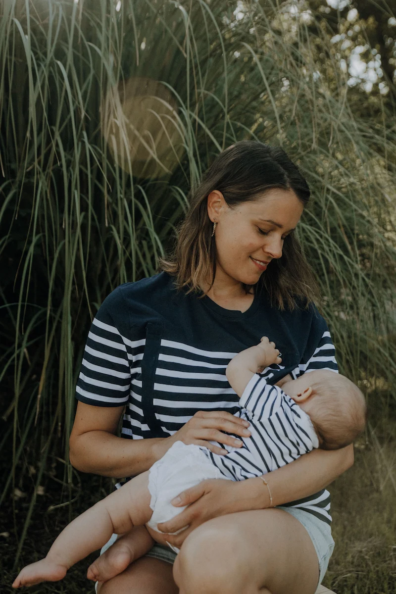 Bébé allaitant avec la marinière Navy Allaitante TT'ma