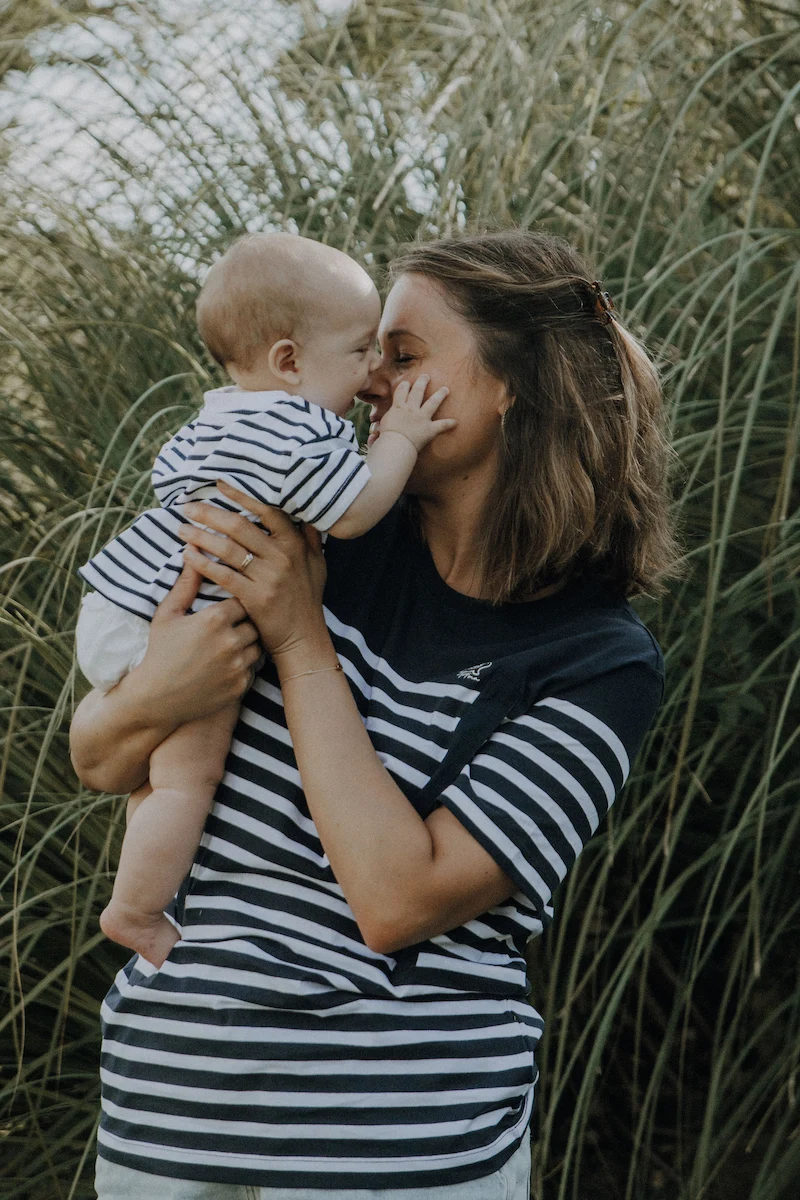 T-Shirt Marinière Allaitante portée par maman et son bébé