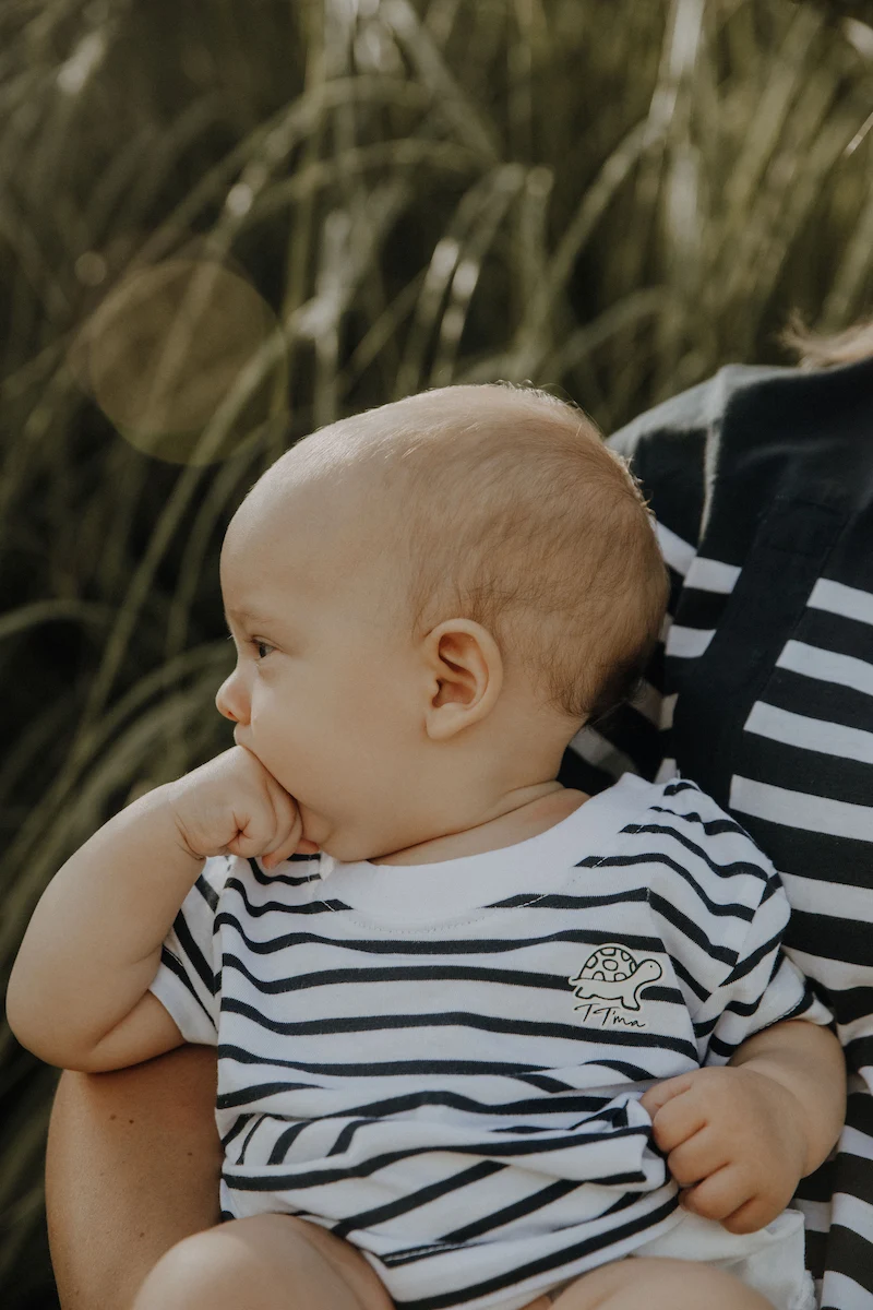 Bébé sur les genoux de sa maman portant le T-Shirt Marinière Bébé TT'ma