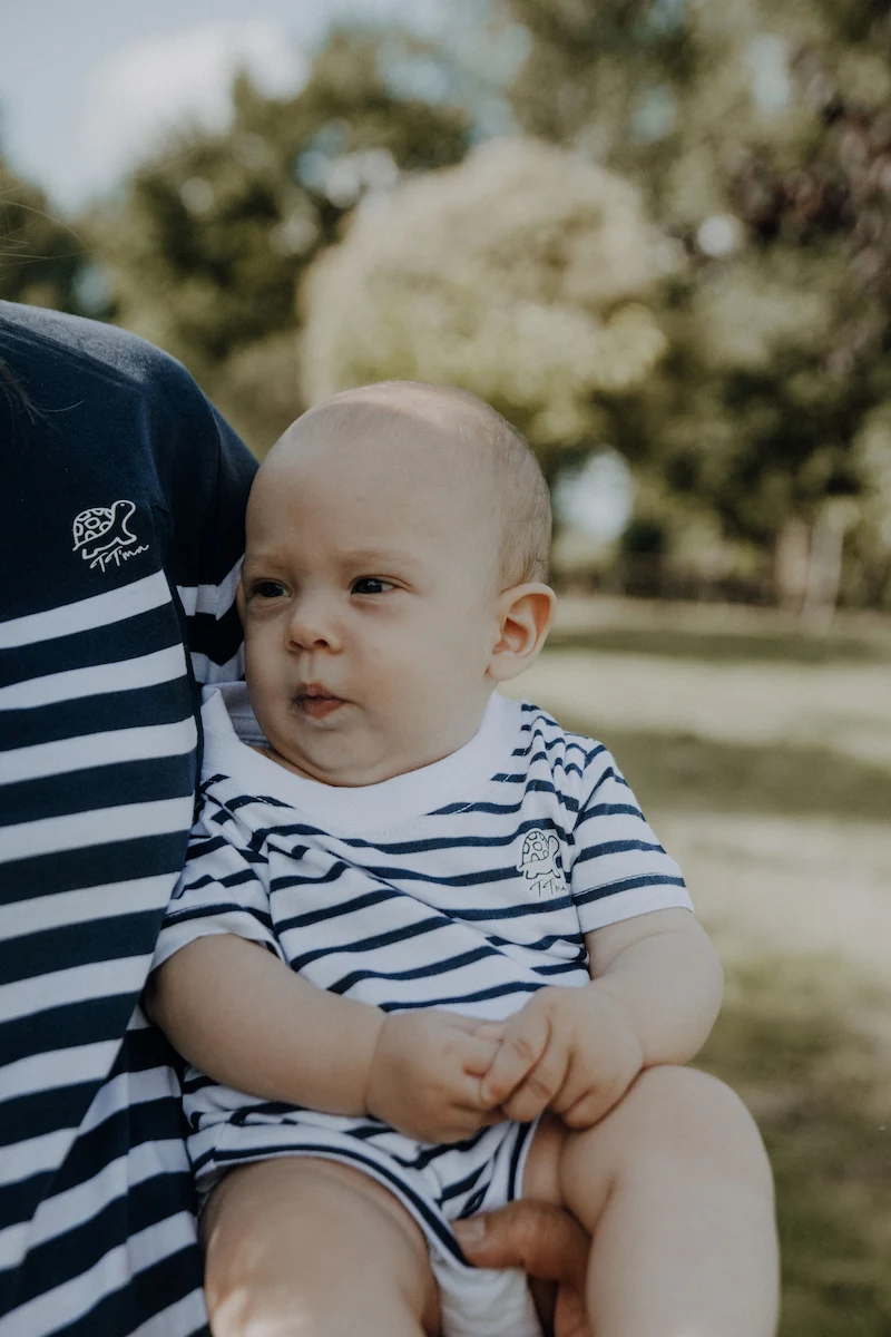 Bébé portant le T-Shirt Marinière Bébé TT'ma