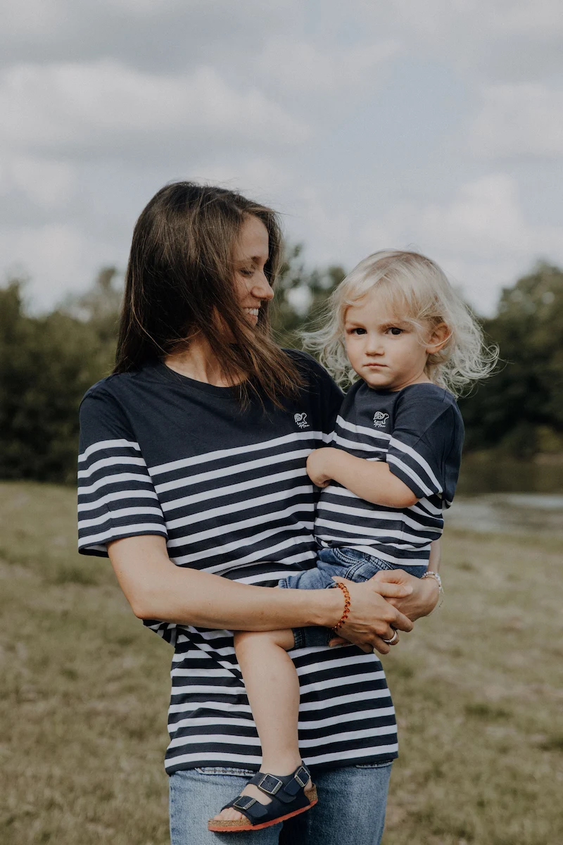 Enfant portant le T-Shirt Enfant Marinière Navy TT'ma